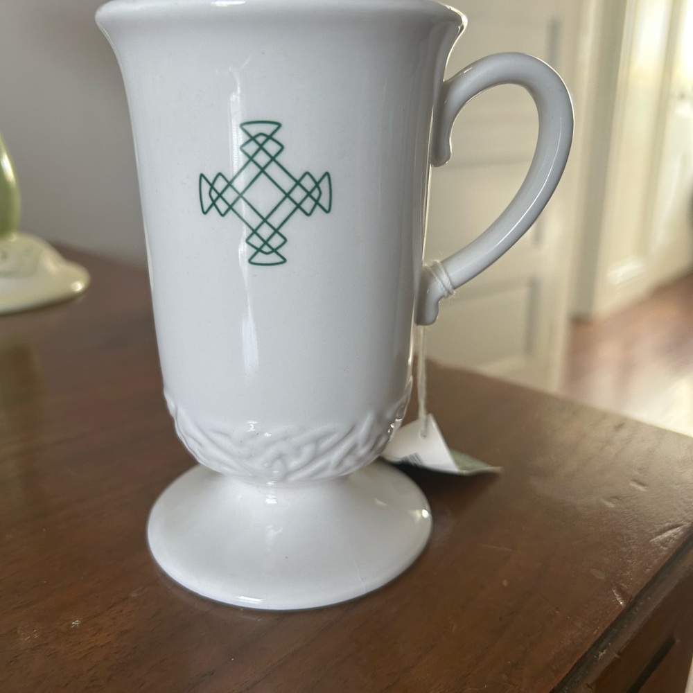 Vintage Ceramic~TRINITY KNOT~Tall~IRISH~Pedestal~MUG~Shamrock~EC